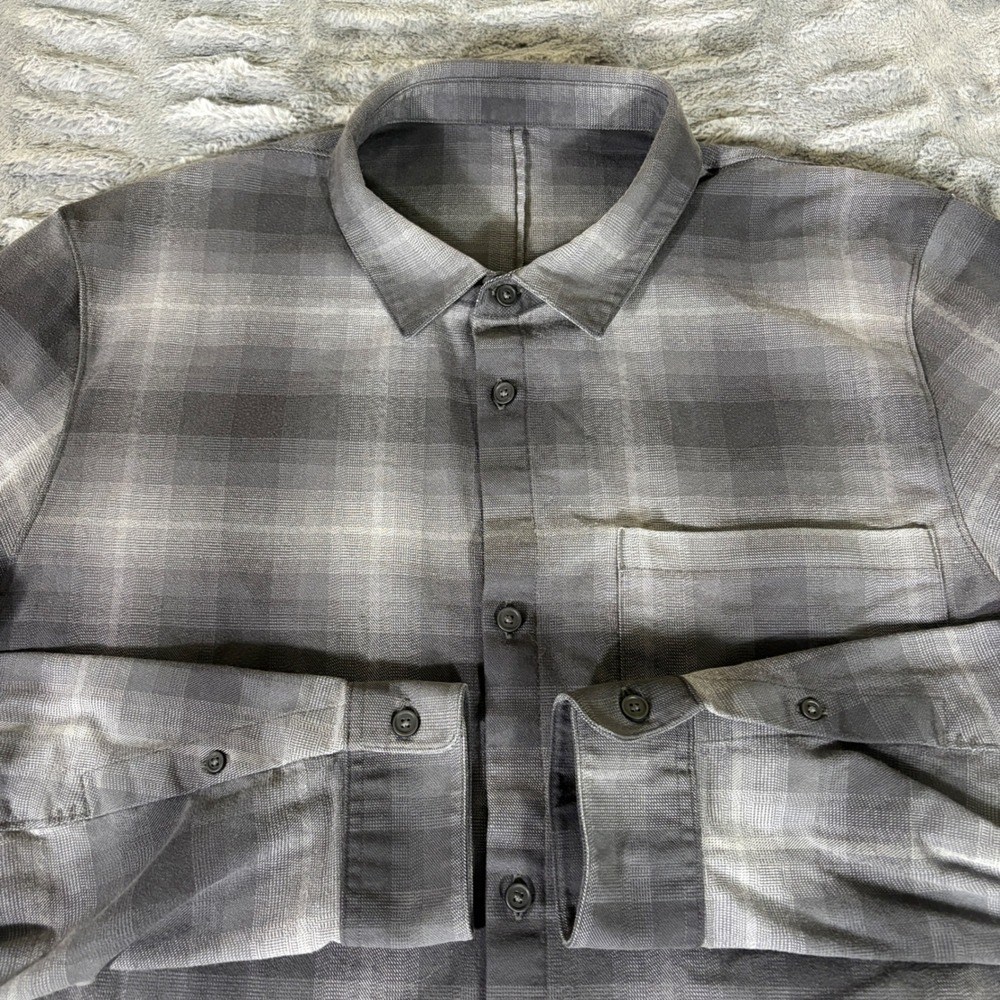 Lululemon Mens Long Sleeve Button Down Flannel Shirt Gray Ombre Plaid AR796